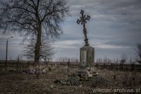 Kamienny nagrobek z żelaznym krzyżem, 2016, fot. własna