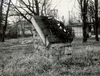 Pomnik poległych w czasie I Wojny Światowej, w tle kiosk Ruchu, 1985
